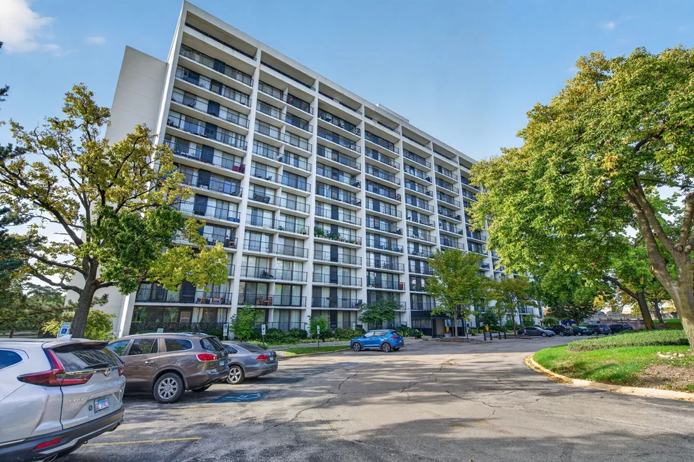 Unit for sale at 2015 S Finley Road S, Lombard, IL 60148