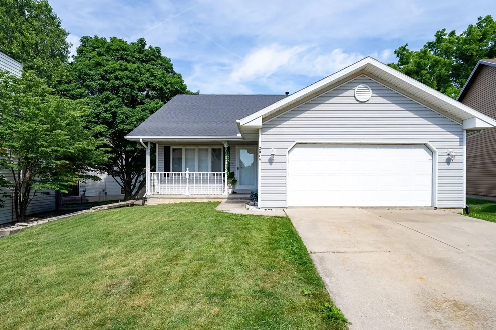 Unit for sale at 2014 Woodhavens Drive, Bloomington, IL 61701