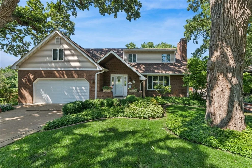 Unit for sale at 2244 Country Knoll Lane, Elgin, IL 60123