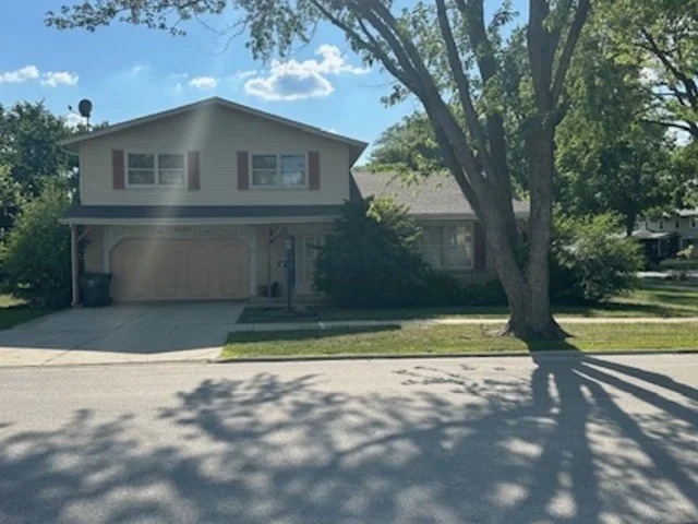 Unit for sale at 47 W King Henry Court, Palatine, IL 60067