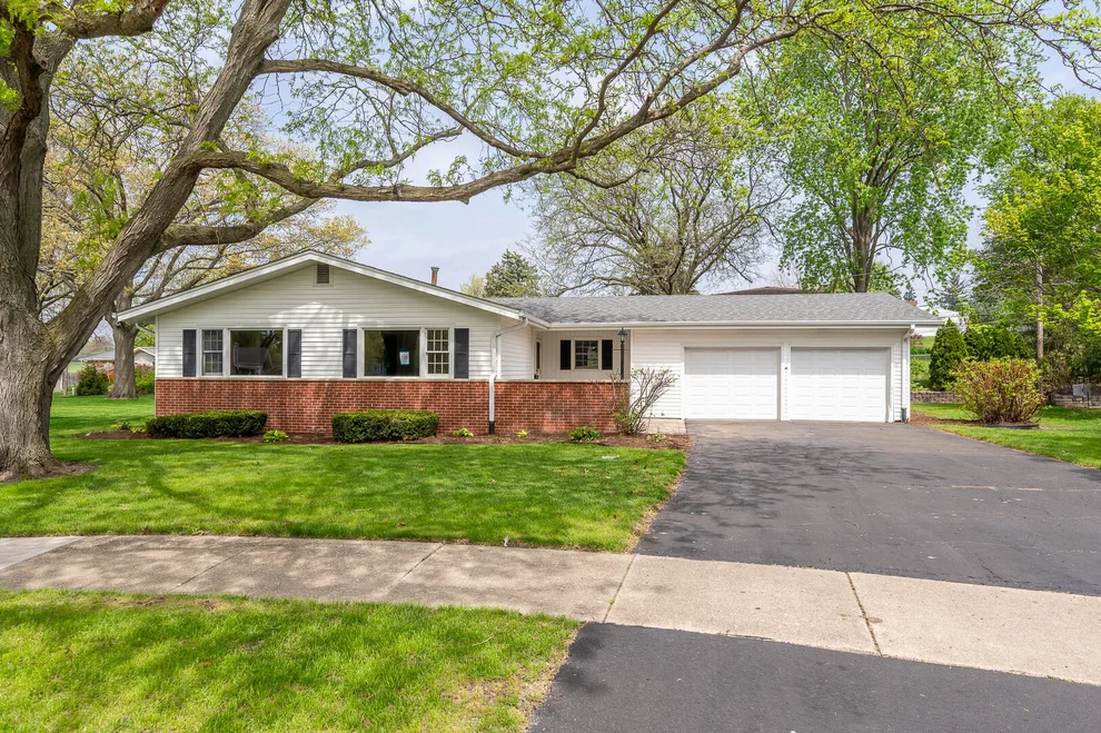 Unit for sale at 8 Candlewick Court, North Aurora, IL 60542