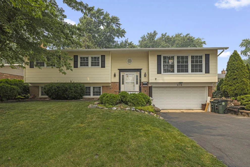 Unit for sale at 610 W Burning Tree Lane, Arlington Heights, IL 60004