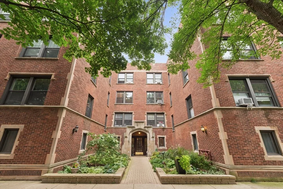 Unit for sale at 5952 N Lakewood Avenue, Chicago, IL 60660
