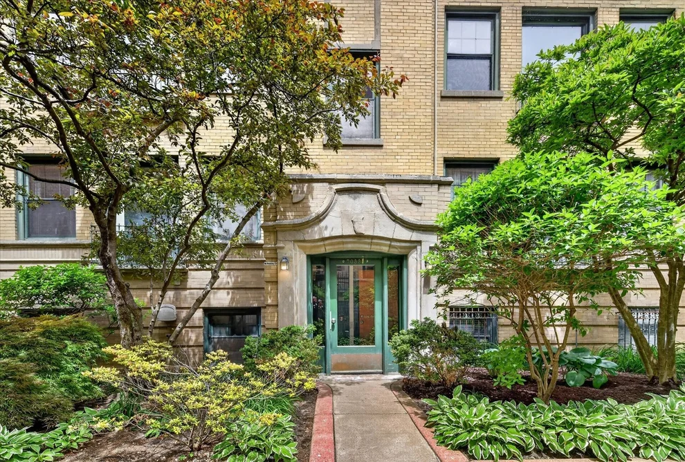 Unit for sale at 7033 N Sheridan Road, Chicago, IL 60626