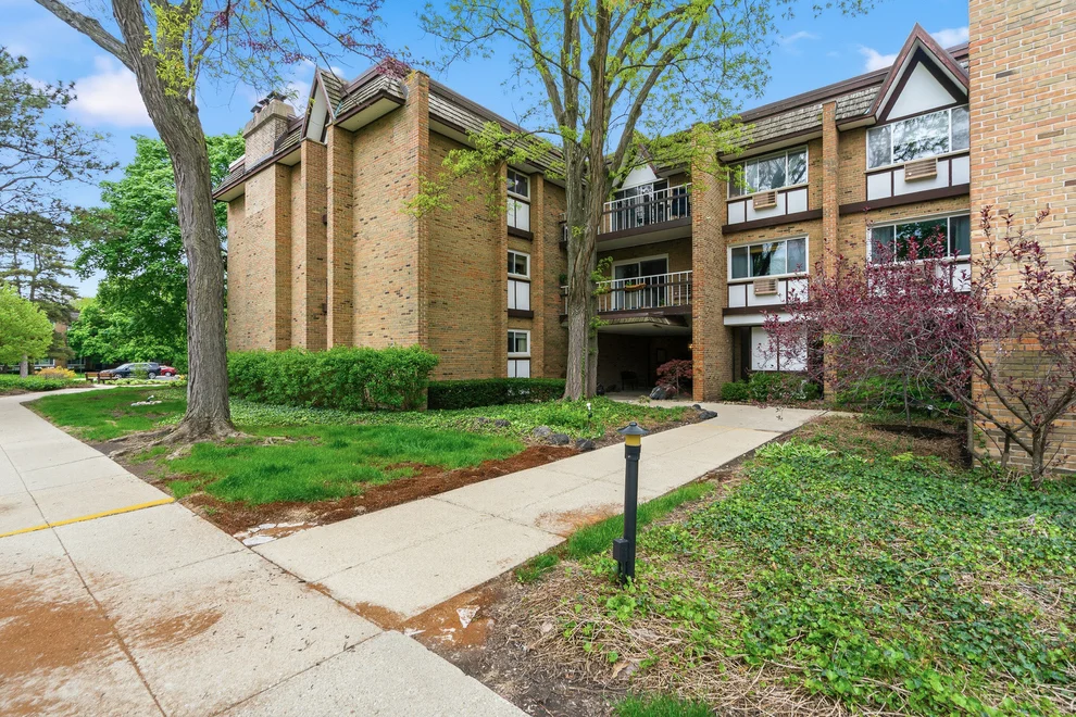 Unit for sale at 320 Claymoor Road, Hinsdale, IL 60521