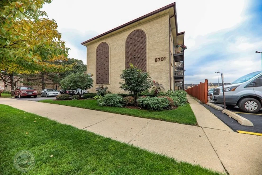 Unit for sale at 8701 W FOSTER Avenue, Chicago, IL 60656