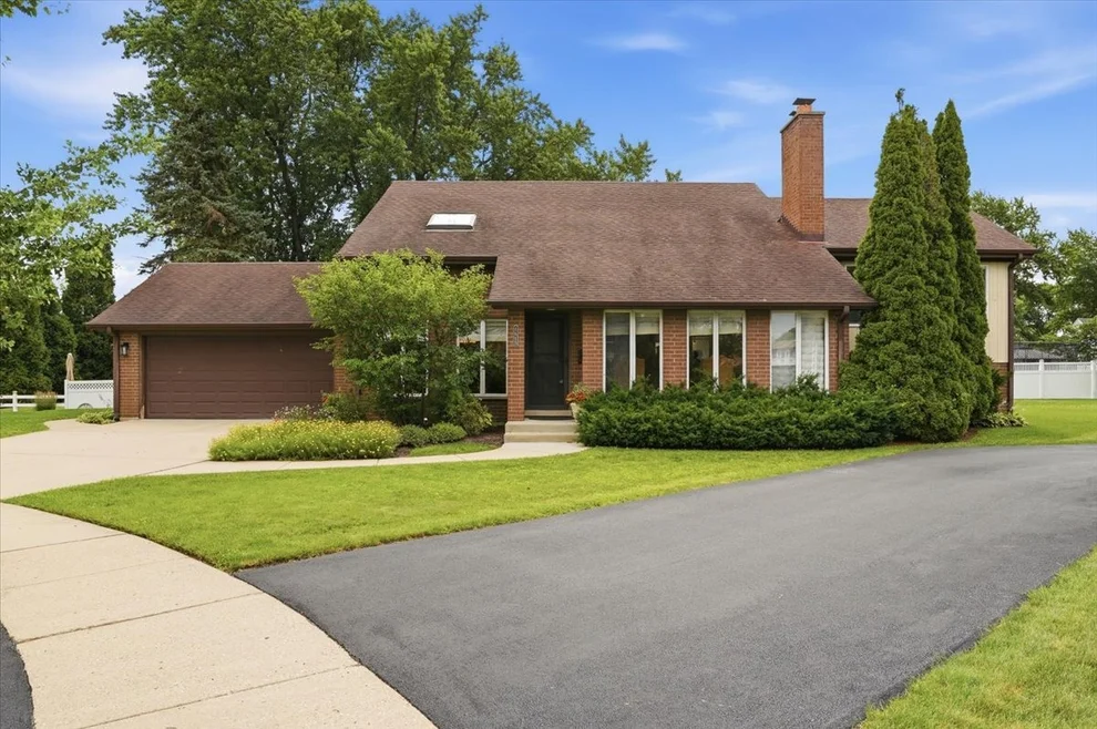 Unit for sale at 1615 N Dale Avenue, Arlington Heights, IL 60004