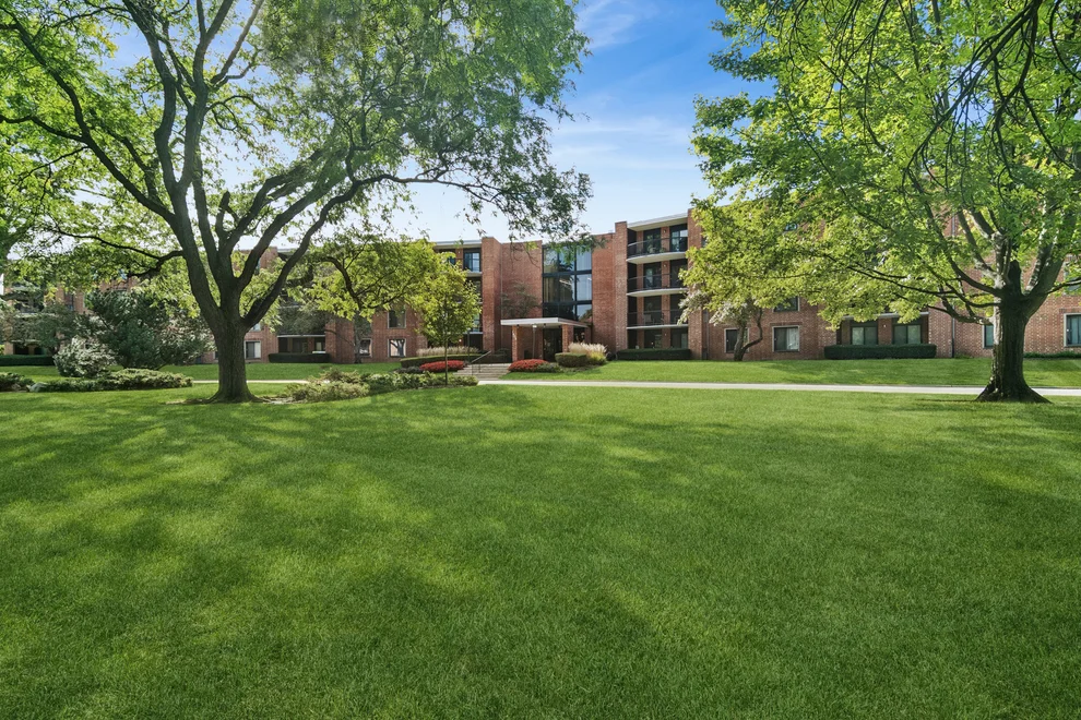 Unit for sale at 1605 E Central Road, Arlington Heights, IL 60005