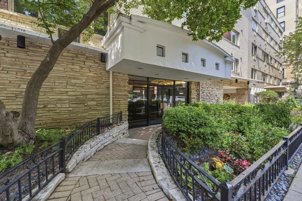 Unit for sale at 426 W BARRY Avenue, Chicago, IL 60657