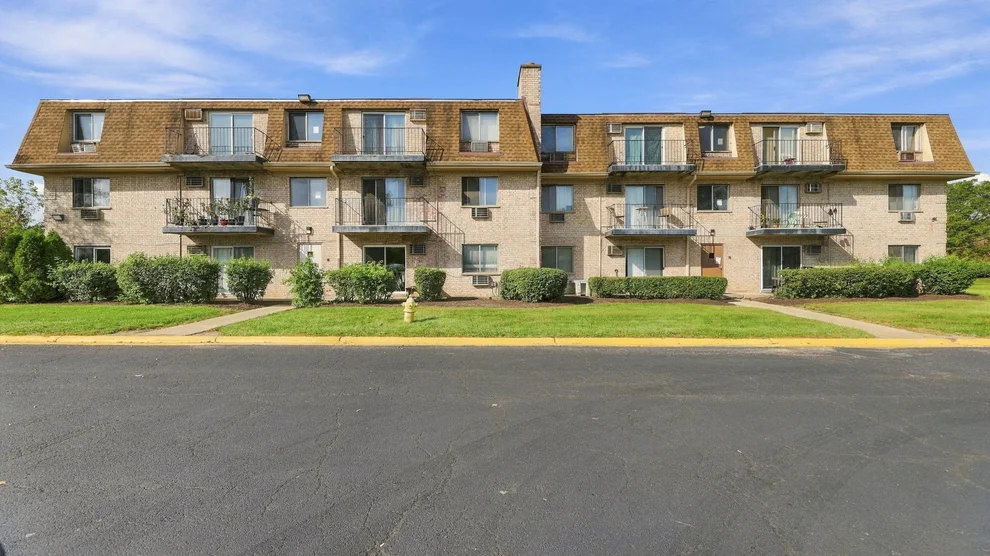 Unit for sale at 281 Shorewood Drive, Glendale Heights, IL 60139