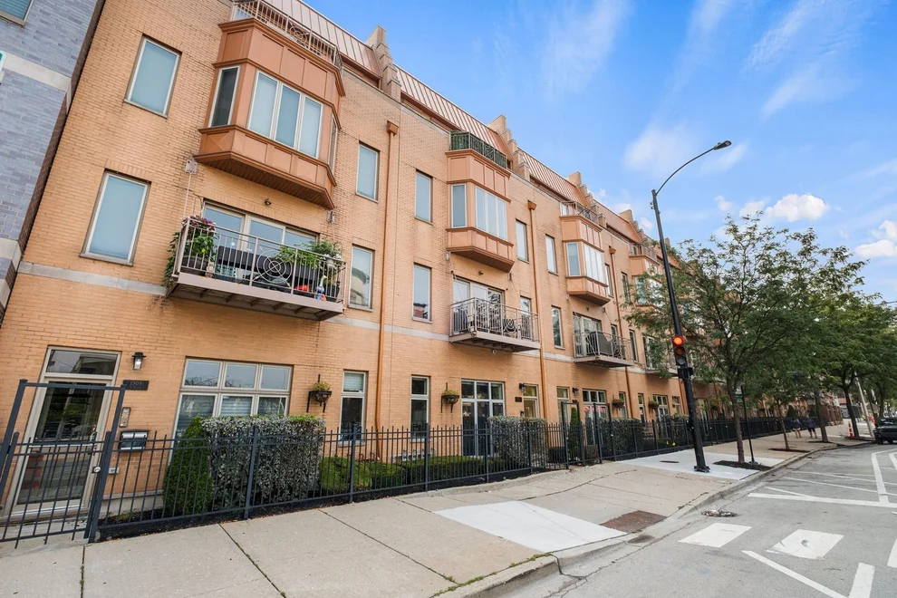Unit for sale at 1911 S State Street, Chicago, IL 60616