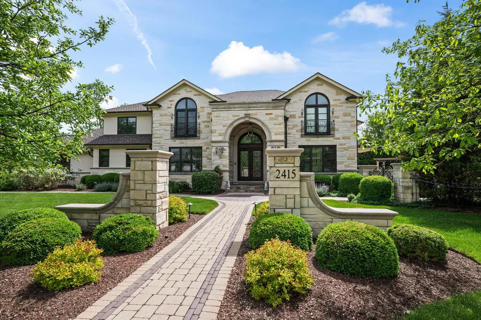 Unit for sale at 2415 N Pine Avenue, Arlington Heights, IL 60004