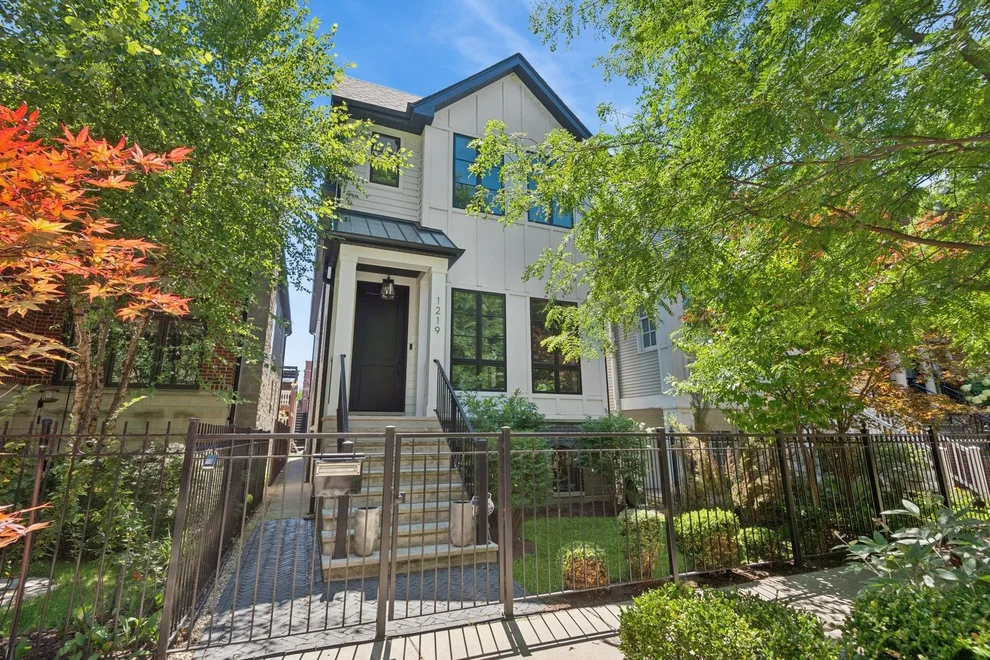 Unit for sale at 1219 W Roscoe Street, Chicago, IL 60657