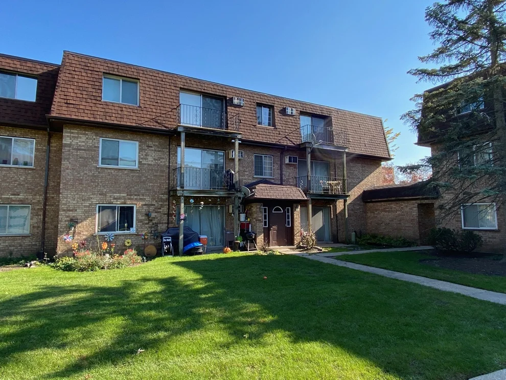 Unit for sale at 115 E Dundee Road, Wheeling, IL 60090