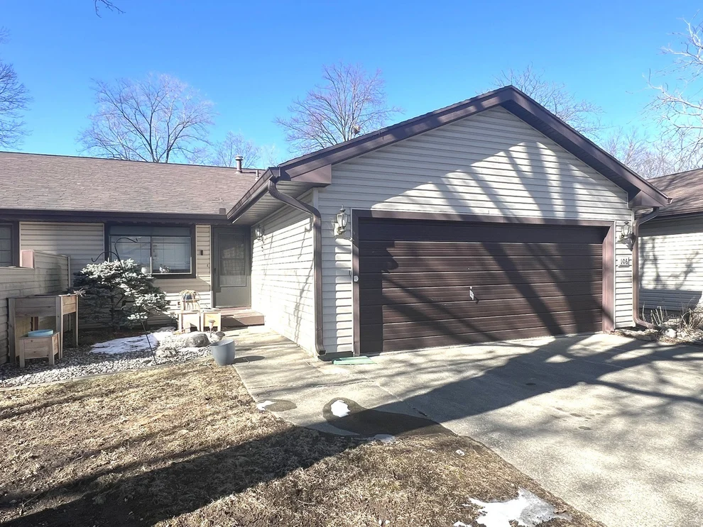 Unit for sale at 106 Spring Circle, Urbana, IL 61802