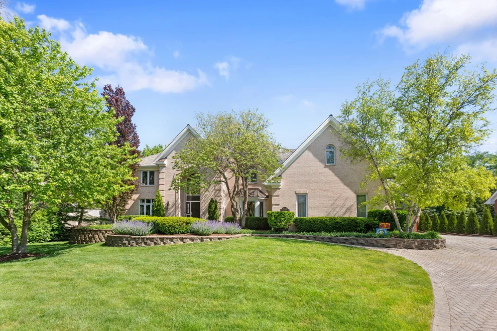 Unit for sale at 320 Camelot Lane, Libertyville, IL 60048