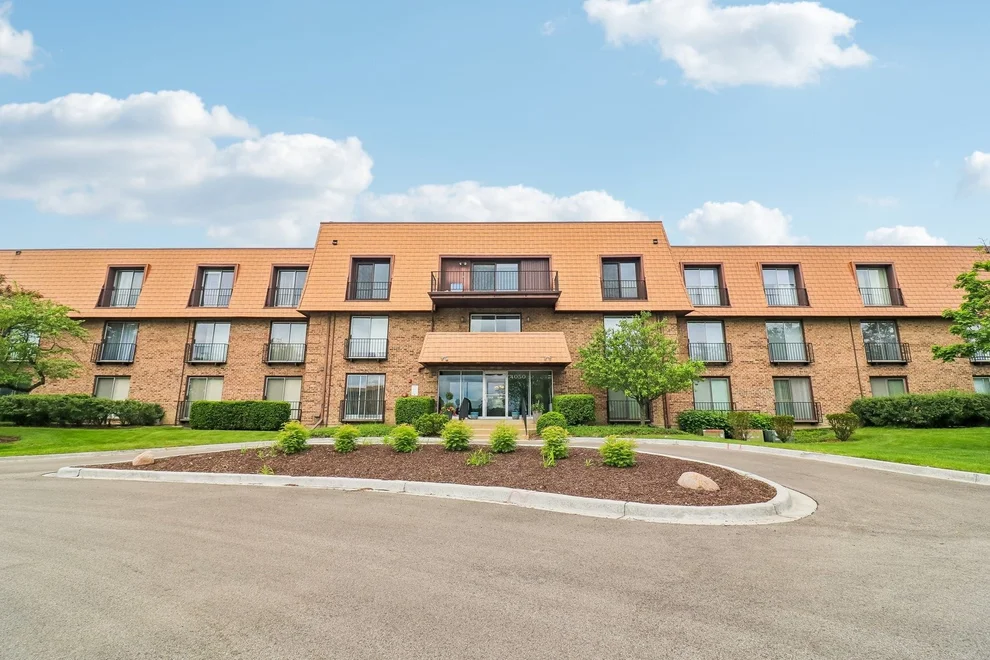 Unit for sale at 4050 Dundee Road, Northbrook, IL 60062