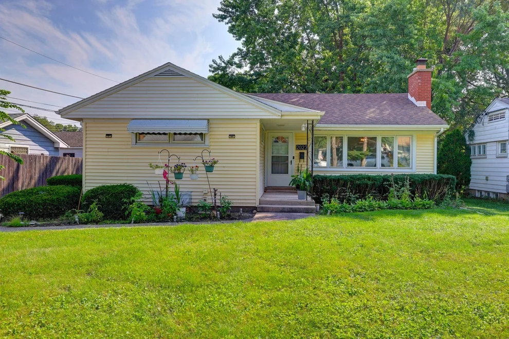 Unit for sale at 2023 Cedar Street, Des Plaines, IL 60018
