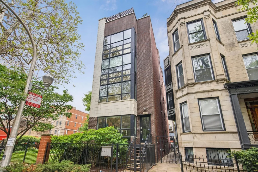 Unit for sale at 821 W Roscoe Street, Chicago, IL 60657