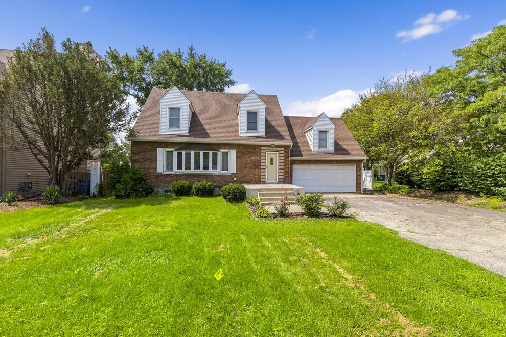 Unit for sale at 1801 W Carriage Court, Addison, IL 60101