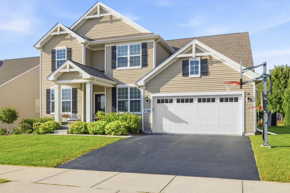 Unit for sale at 716 Heartland Lane, South Elgin, IL 60177