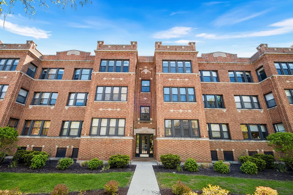Unit for sale at 4027 N Southport Avenue, Chicago, IL 60613