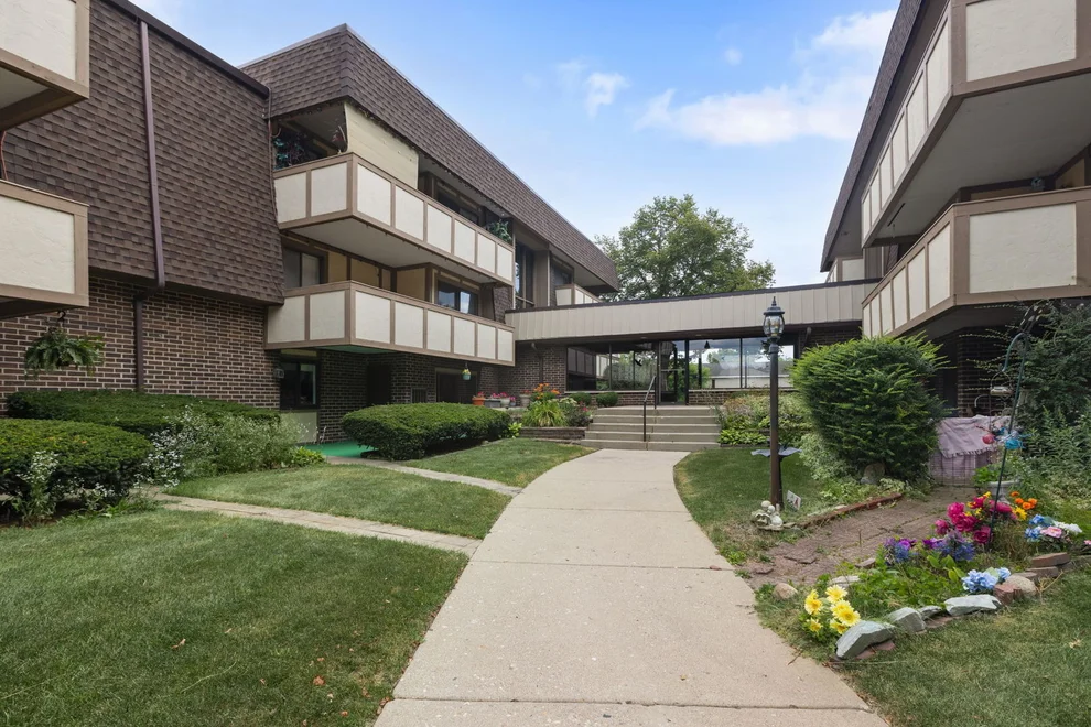 Unit for sale at 437 Cavalier Court, Dundee, IL 60118