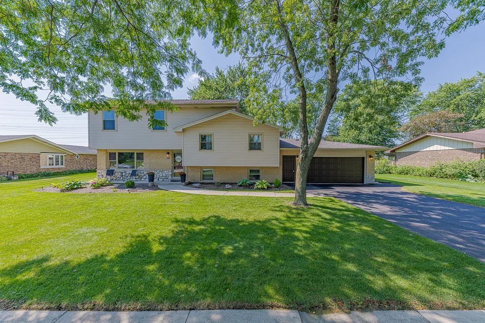 Unit for sale at 220 Pfaff Drive, Frankfort, IL 60423