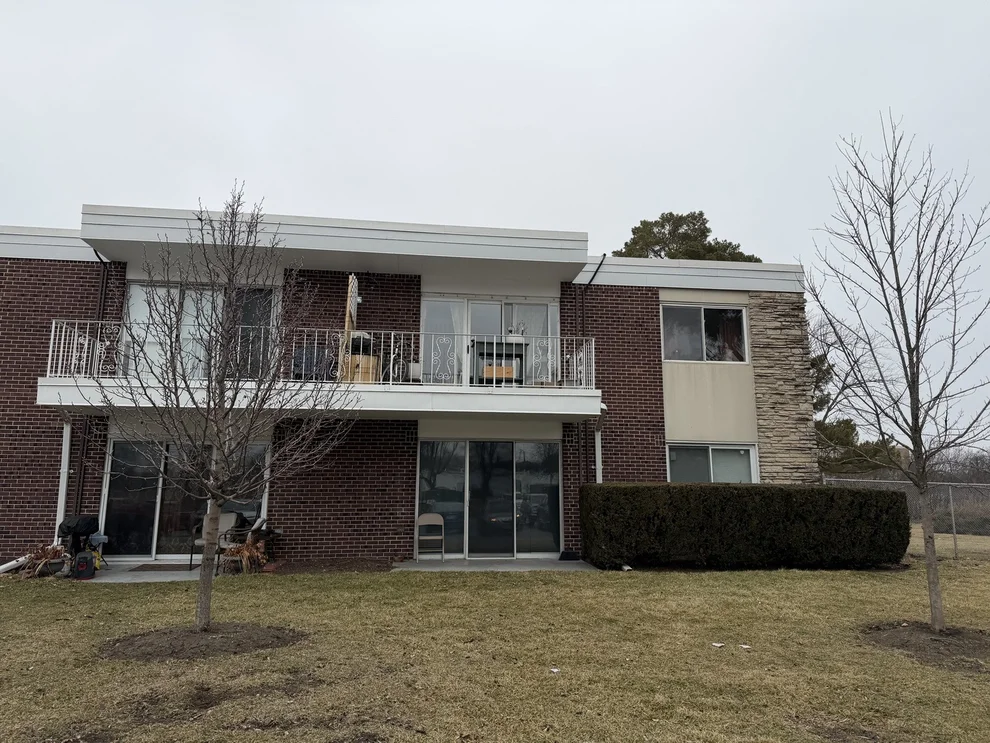 Unit for sale at 100 Deborah Lane, Wheeling, IL 60090