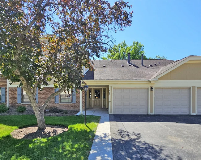 Unit for sale at 585 Williamsburg Court, Wheeling, IL 60090