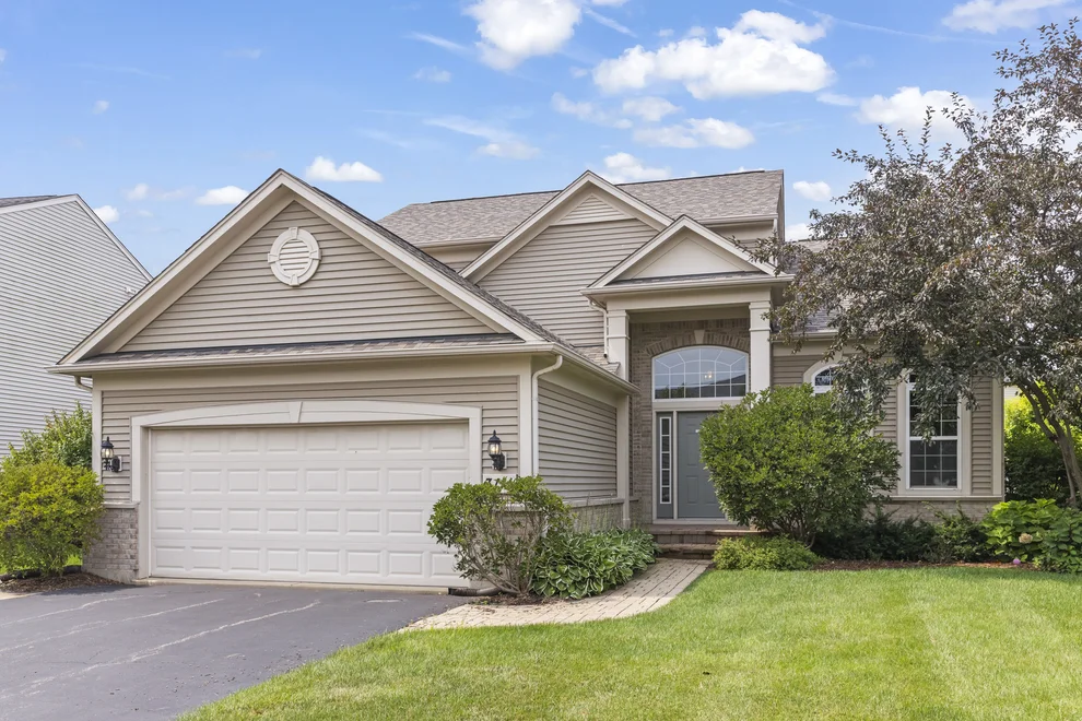 Unit for sale at 3111 Drury Lane, Carpentersville, IL 60110