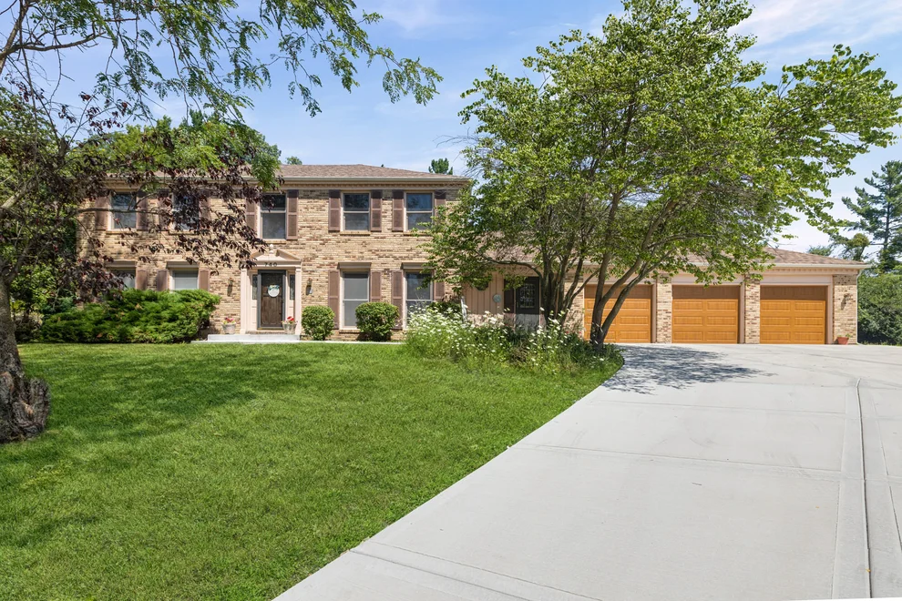 Unit for sale at 740 Cambridge Drive, Burr Ridge, IL 60527