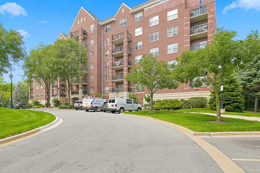 Unit for sale at 440 W Mahogany Court, Palatine, IL 60067