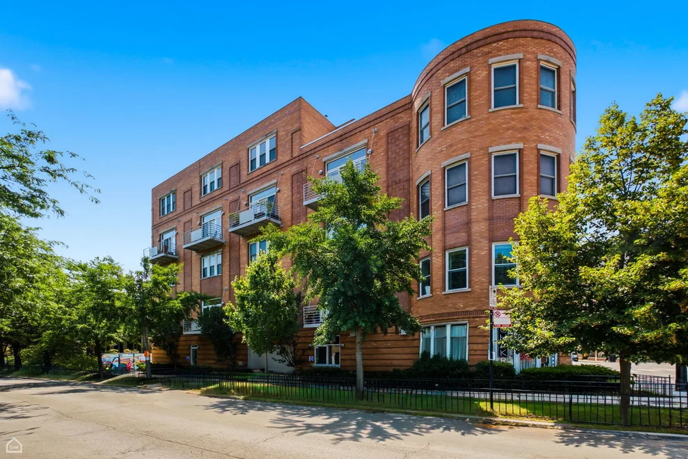 Unit for sale at 645 W Surf Street, Chicago, IL 60657