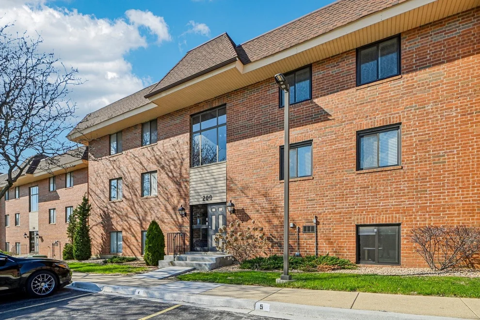 Unit for sale at 200 E Fountainview Lane, Lombard, IL 60148