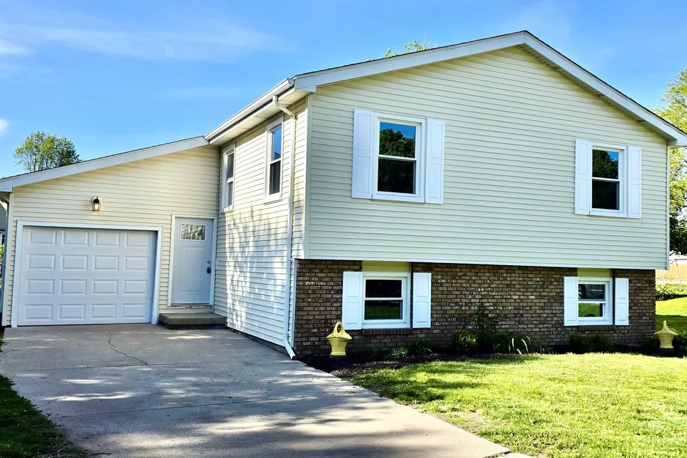 Unit for sale at 2602 Kapok Drive, Bloomington, IL 61704