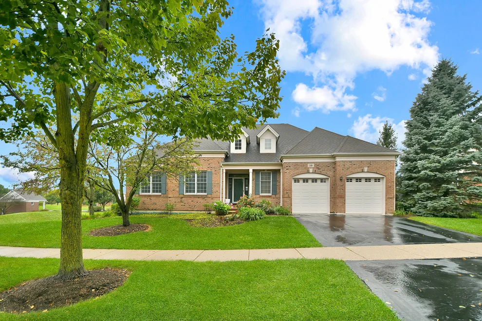Unit for sale at 19 EAGLE RIDGE Drive, Hawthorn Woods, IL 60047