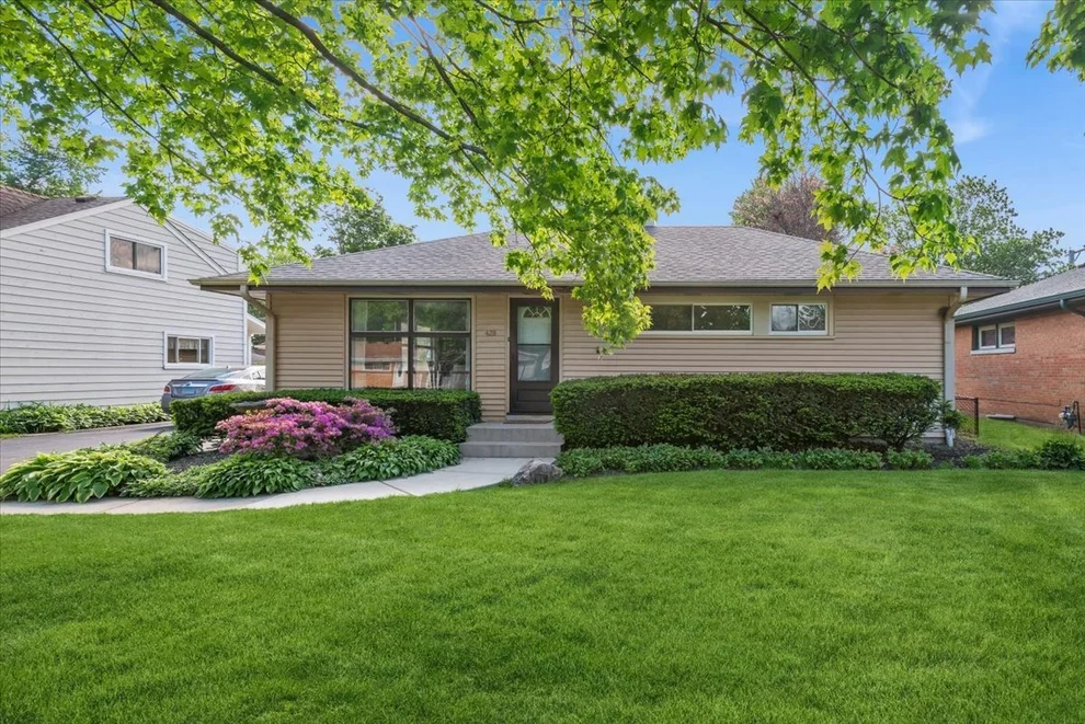 Unit for sale at 428 S BEVERLY Street, Wheaton, IL 60187