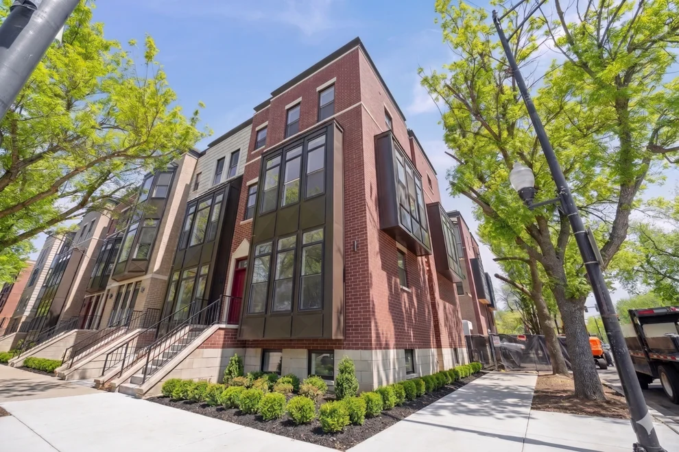 Unit for sale at 3249 S Calumet Avenue, Chicago, IL 60616
