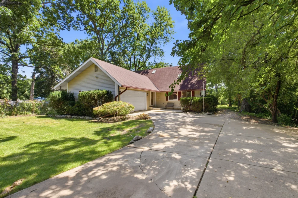 Unit for sale at 307 W Schaumburg Road, Streamwood, IL 60107