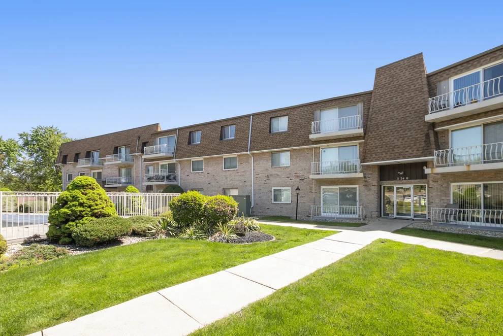 Unit for sale at 3240 N Manor Drive, Lansing, IL 60438