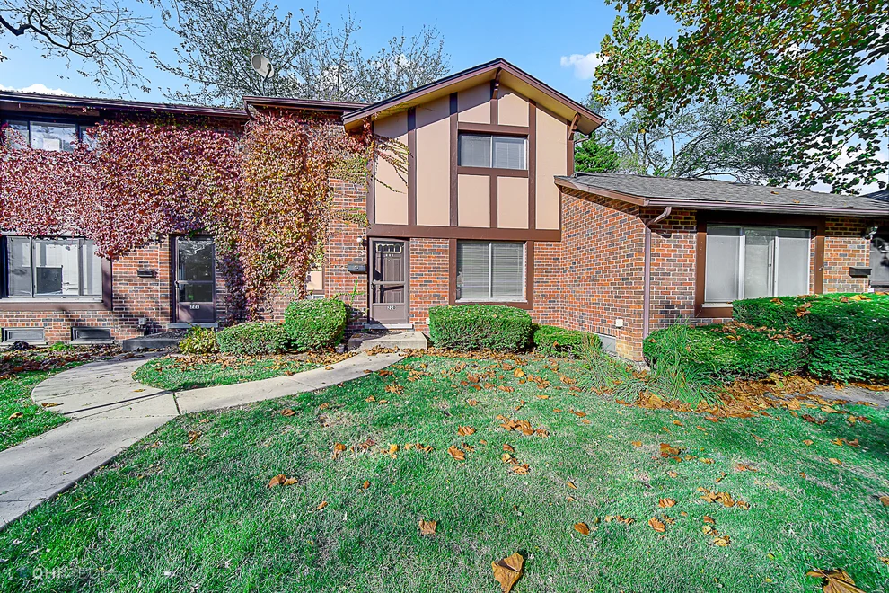 Unit for sale at 18W220 Standish Lane, Villa Park, IL 60181