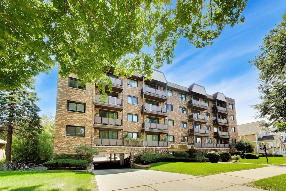 Unit for sale at 121 S Vail Avenue, Arlington Heights, IL 60005