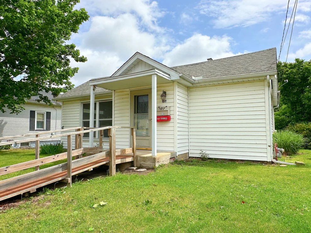 Unit for sale at 107 S 3rd Avenue, Streator, IL 61364