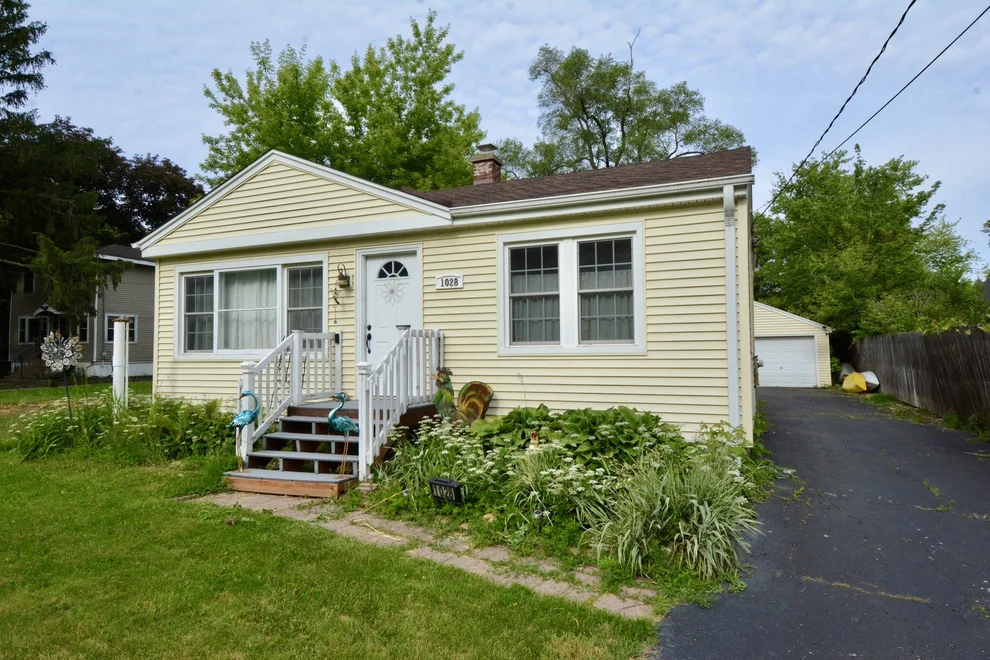 Unit for sale at 1028 West Drive, South Elgin, IL 60177