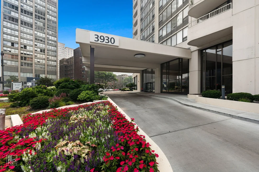 Unit for sale at 3930 N Pine Grove Avenue, Chicago, IL 60613