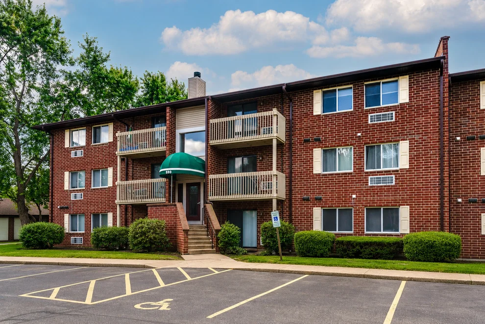 Unit for sale at 880 N Lakeside Drive, Vernon Hills, IL 60061