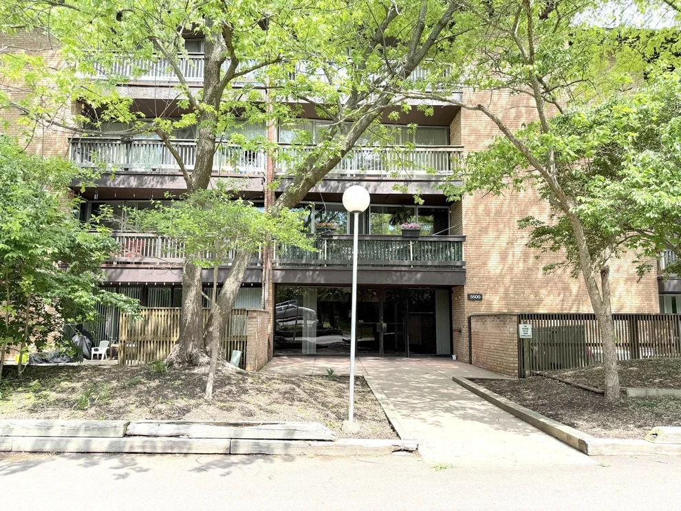 Unit for sale at 5500 Hillcrest Lane, Lisle, IL 60532