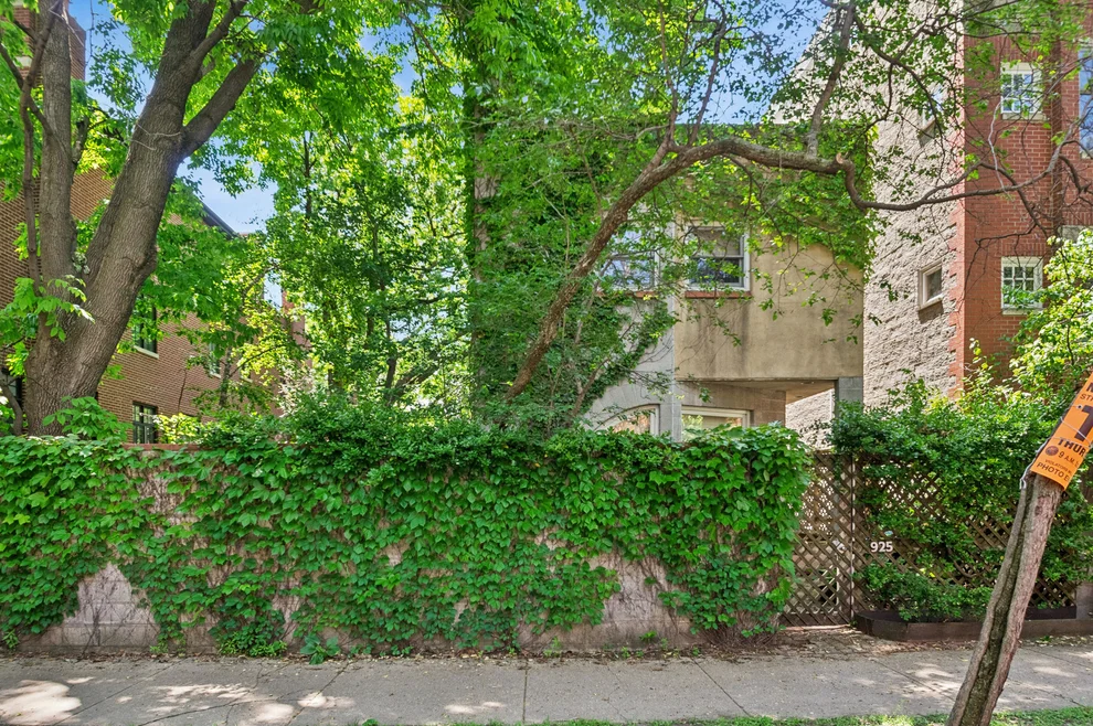Unit for sale at 925 W Wolfram Street, Chicago, IL 60657