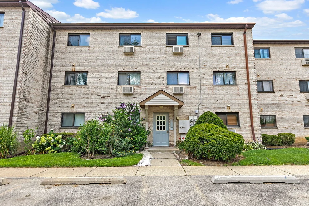 Unit for sale at 522 E Spruce Drive, Palatine, IL 60074